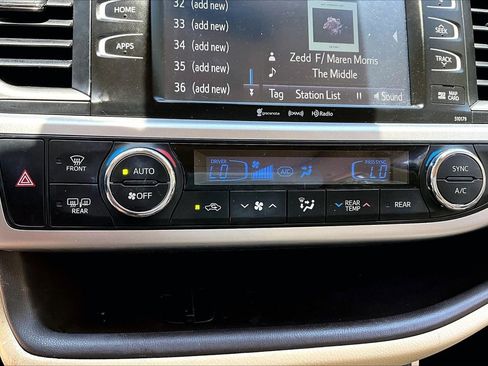 Used 2017 Toyota Highlander XLE FWD image 25
