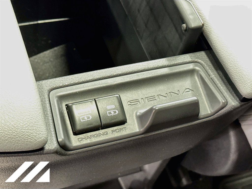 Used 2024 Toyota Sienna XLE AWD/4WD image 26