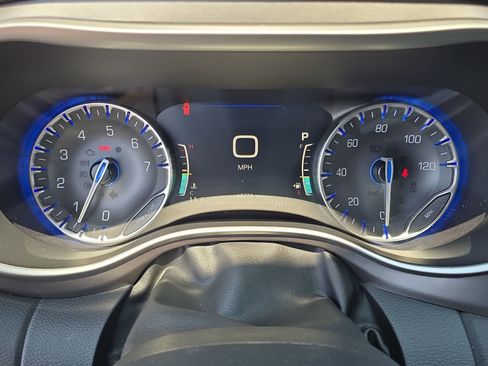 Used 2023 Chrysler Pacifica Touring-L image 27