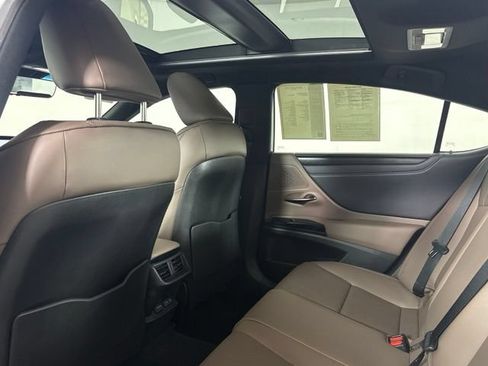 Used 2025 Lexus ES 350 w/ Premium Package FWD image 32