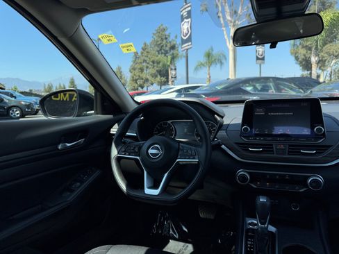 Used 2025 Nissan Altima 2.5 SV FWD image 17