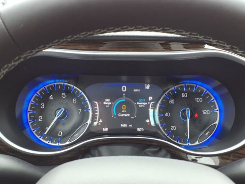 Used 2024 Chrysler Pacifica Limited image 18