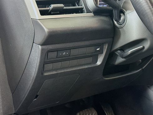 Used 2024 Mitsubishi Outlander SE image 17