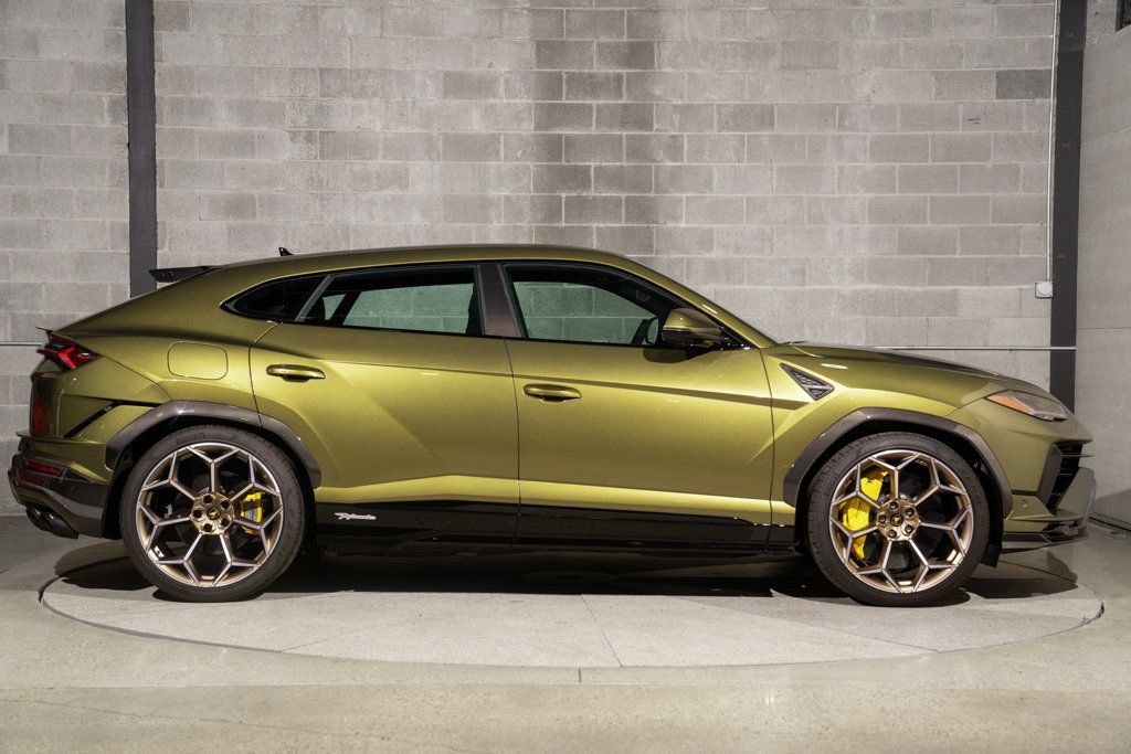 Used 2024 Lamborghini Urus Performante AWD/4WD image 2
