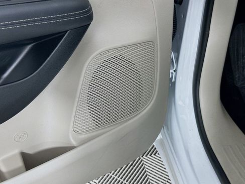 Certified 2024 Chrysler Pacifica Touring-L image 28