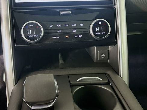 Used 2024 Land Rover Discovery Dynamic SE image 18