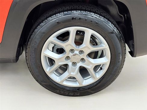 Used 2015 Jeep Renegade Latitude FWD image 28