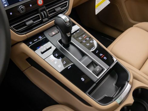 Certified 2026 Porsche Macan AWD/4WD image 13