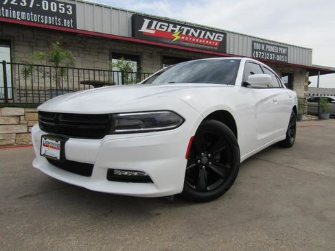 Used 2015 Dodge Charger SXT image 1