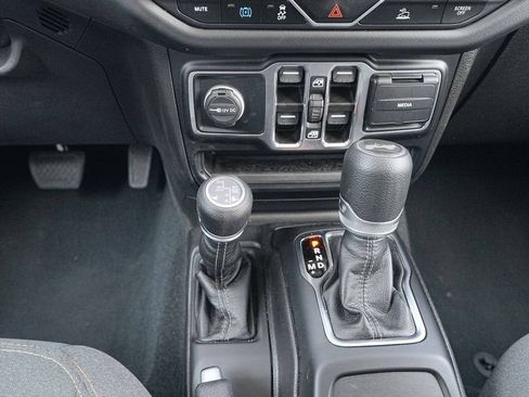 Used 2024 Jeep Wrangler Unlimited Sahara AWD/4WD image 33