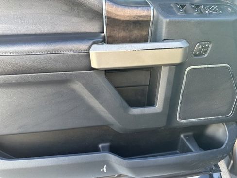 Used 2022 Ford F250 Lariat w/ Black Appearance Package image 9