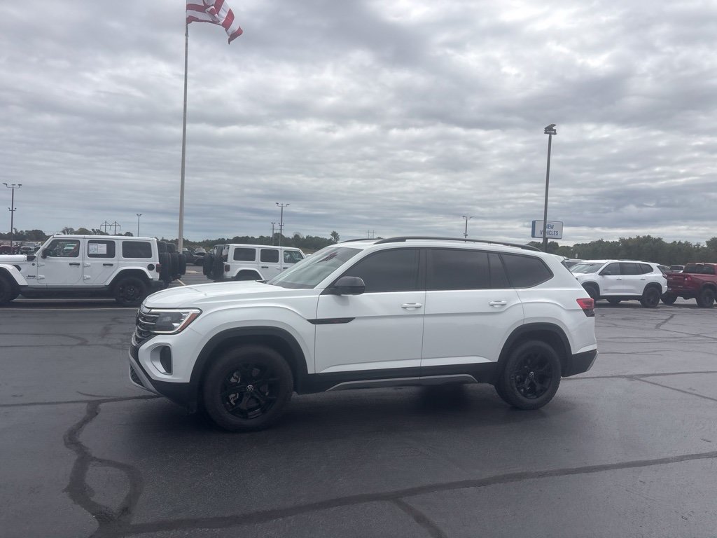 Used 2024 Volkswagen Atlas Peak Edition SE AWD/4WD image 4