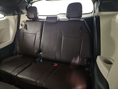 Certified 2022 Toyota Sienna Platinum FWD image 29