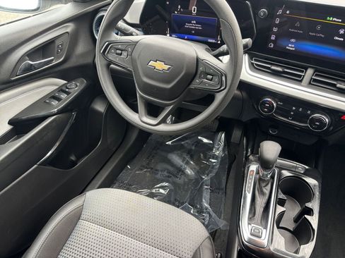 Used 2025 Chevrolet Trax LT image 30