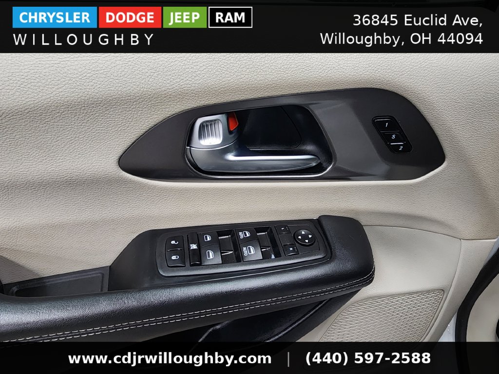 Used 2024 Chrysler Pacifica Touring-L FWD image 12