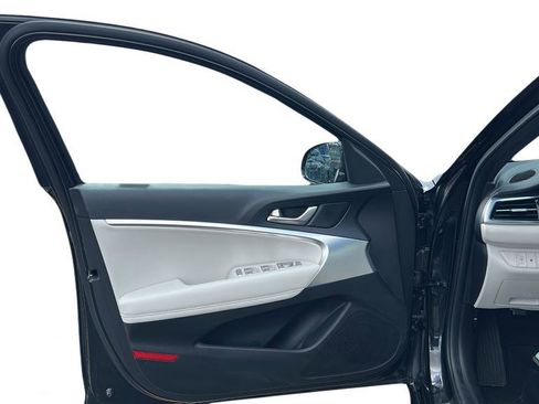 Used 2025 Genesis G70 2.5T RWD image 9