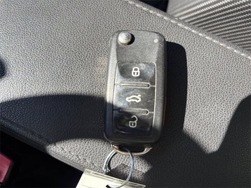 Used 2014 Volkswagen Beetle R-Line image 27