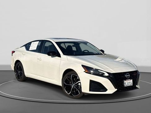 Used 2023 Nissan Altima 2.5 SR w/ SR Premium Package image 1