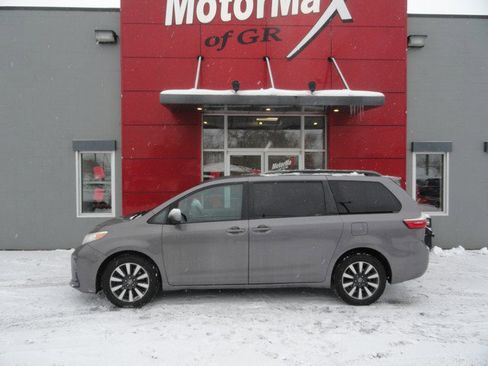 Used 2019 Toyota Sienna LE image 2