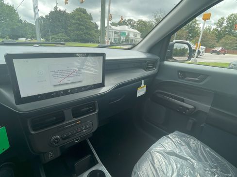 New 2025 Ford Maverick XL image 11