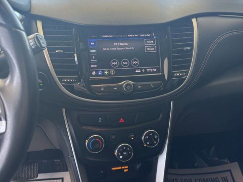 Used 2022 Chevrolet Trax LT w/ LT Convenience Package image 13