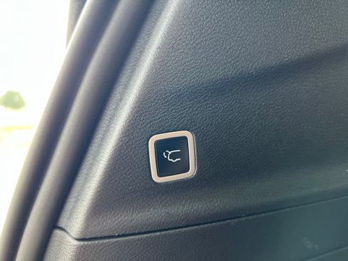 Used 2025 Chrysler Pacifica Limited FWD image 32