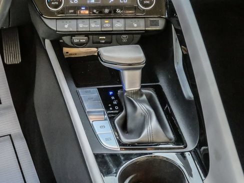 Used 2025 Hyundai Elantra Limited FWD image 28