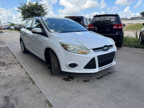Used 2014 Ford Focus SE w/ SE Winter Package FWD image 4