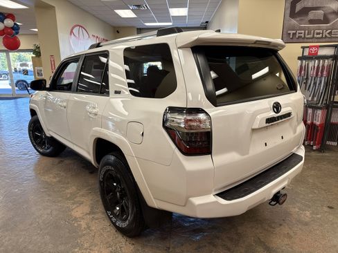 Used 2022 Toyota 4Runner SR5 Premium image 9
