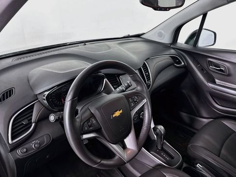 Used 2022 Chevrolet Trax LT w/ Premium Seat Package AWD/4WD image 4