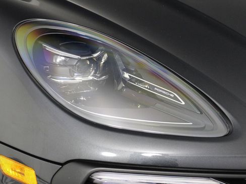 Certified 2026 Porsche Macan image 28