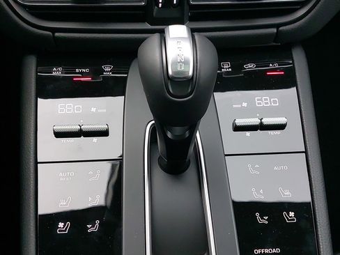 New 2026 Porsche Macan image 23