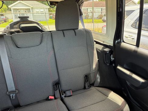 Used 2025 Jeep Wrangler Unlimited Rubicon AWD/4WD image 31