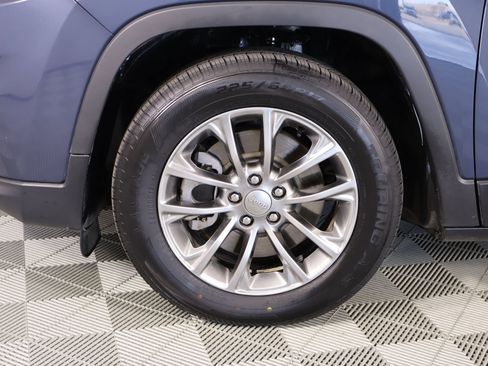 Used 2020 Jeep Cherokee Latitude Plus w/ Cold Weather Group image 17