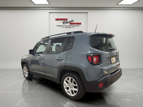 Used 2018 Jeep Renegade Latitude w/ UConnect 8.4 Nav Group FWD image 5