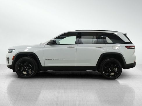 Used 2022 Jeep Grand Cherokee Altitude image 2