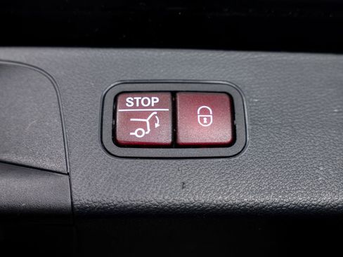 Used 2019 Mercedes-Benz GLC 300 4MATIC w/ Premium Package image 21