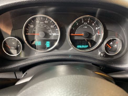 Used 2018 Jeep Wrangler Unlimited Sahara image 16