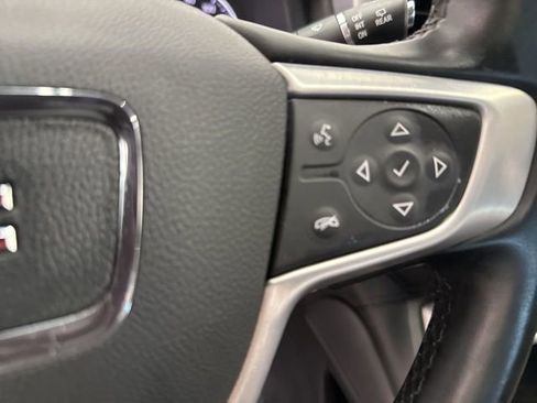 Used 2023 GMC Acadia SLT image 17