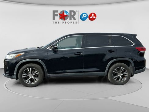 Used 2019 Toyota Highlander LE w/ Carpet Mat Package (TMS) FWD image 2
