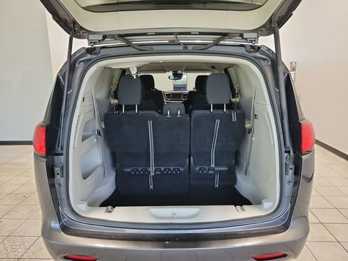 Used 2023 Chrysler Voyager LX image 16