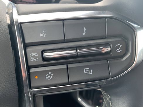 Used 2025 GMC Acadia Elevation image 11