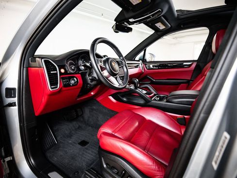 Used 2023 Porsche Cayenne image 4