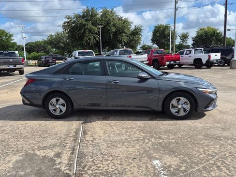 Used 2026 Hyundai Elantra SE FWD image 4