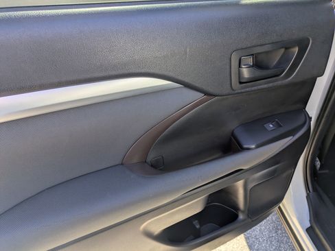 Used 2019 Toyota Highlander LE image 25