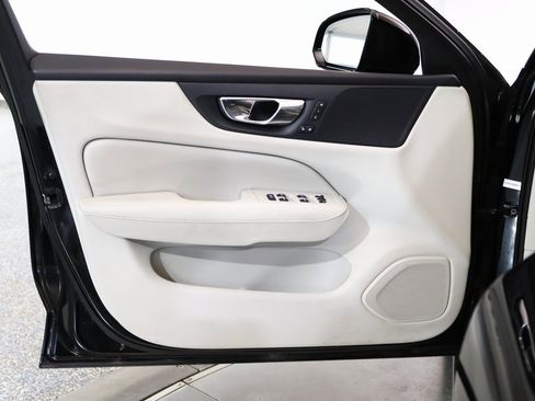 Used 2019 Volvo S60 T5 Momentum w/ Premium Package image 10