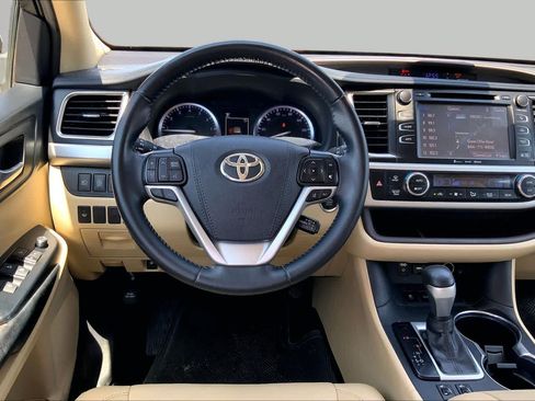 Used 2019 Toyota Highlander XLE FWD image 6