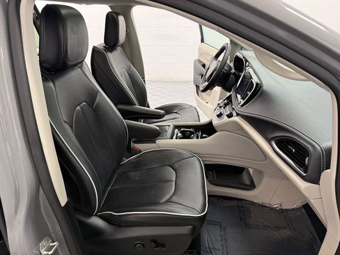 Used 2023 Chrysler Pacifica Limited FWD image 15