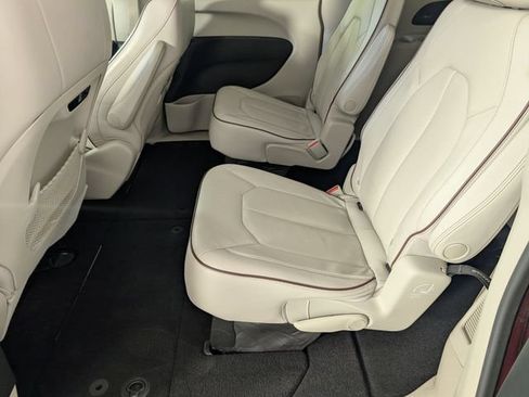 Used 2018 Chrysler Pacifica Limited w/ Tire & Wheel Group FWD image 26