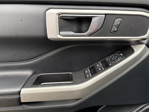 Used 2021 Ford Explorer XLT image 11